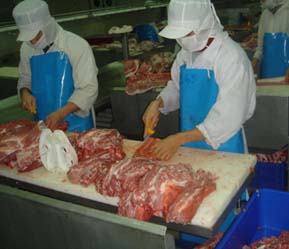 Giết mổ gia súc theo quy trình khép kín được khuyến khích áp dụng.