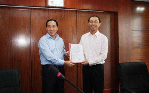 Ông Lê Đình Thọ (phải) trong lễ nhận quyết định bổ nhiệm Tổng cục trưởng Tổng cục Đường bộ tháng vào tháng 10/212.<br>