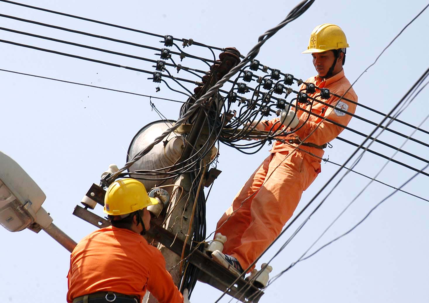 Các doanh nghiệp buộc phải cạnh tranh bằng cách giảm giá dựa trên cơ sở giảm giá thành.<br>