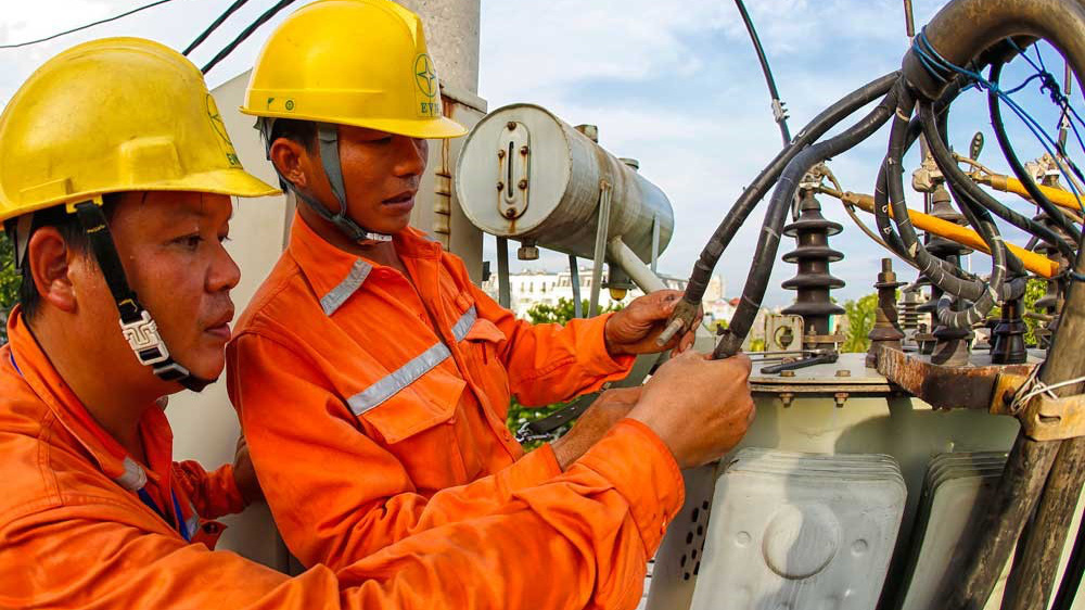 EVN phải cân đối các nguồn điện trong bối cảnh các hồ thuỷ điện cạn kiệt nước