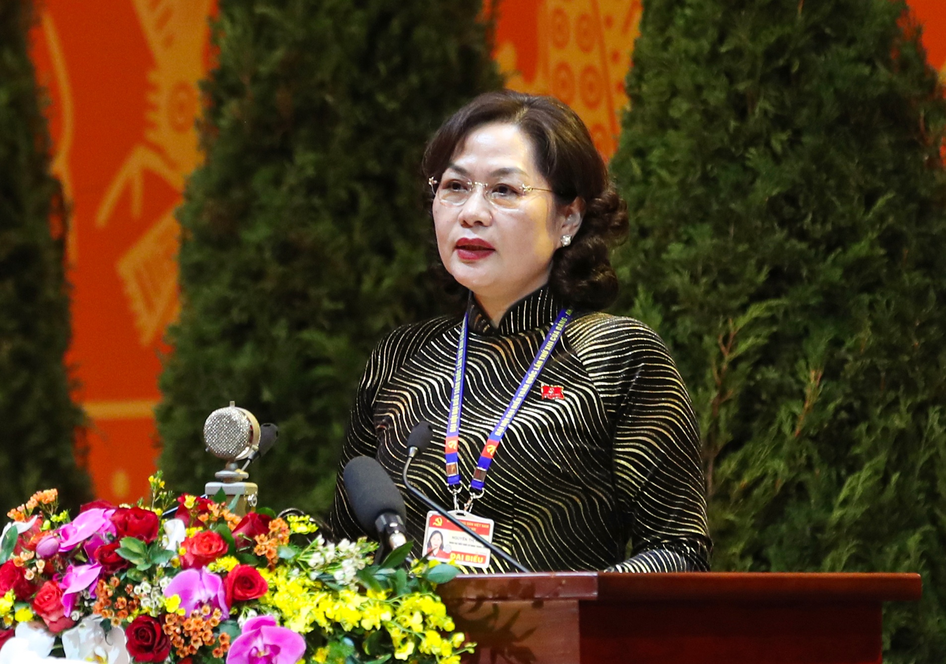 Đồng chí Nguyễn Thị Hồng, Bí thư Đảng ủy, Thống đốc Ngân hàng Nhà nước Việt Nam tham luận về vấn đề 