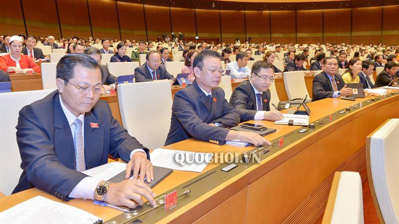 Đại biểu bấm nút thông qua nghị quyết.