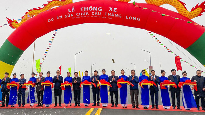Các đại biểu cắt băng khánh thành dự án sửa chữa mặt cầu Thăng Long sáng 7/1.