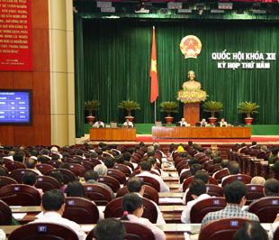 Quốc hội biểu quyết thông qua dự án Luật sửa đổi, bổ sung một số điều của các luật liên quan đến đầu tư xây dựng cơ bản - Ảnh: TTXVN.