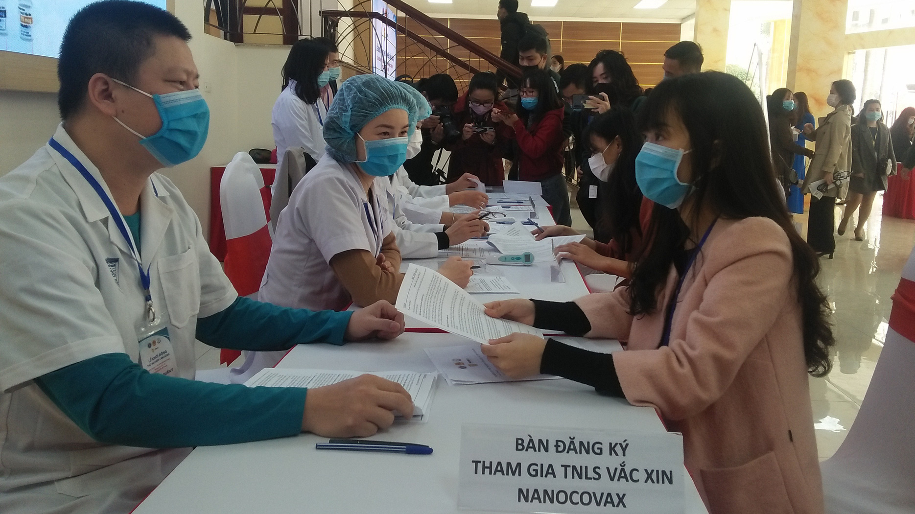 Tình nguyện viên đăng ký tham gia thử nghiệm vaccine Covid-19 tại Học viện Quân y, sáng 10/12. Ảnh-Nhật Dương. 