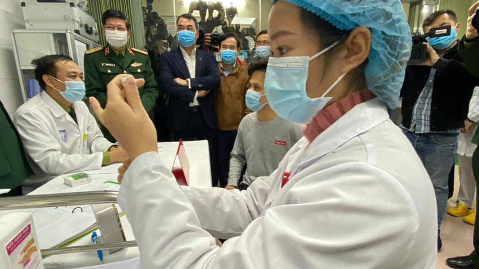 Tiêm thử nghiệm vaccine Covid-19 của Việt Nam lần đầu hôm 17/12/2020. Ảnh - Đình Anh. 