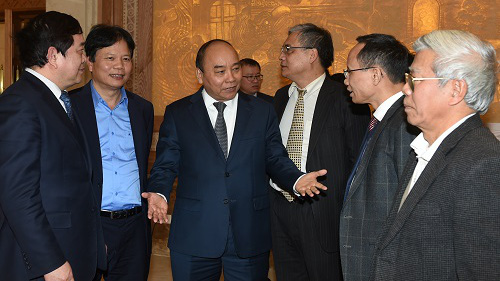 Thủ tướng trao đổi với các đại biểu.