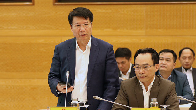 Thứ trưởng Bộ Y tế Trương Quốc Cường trao đổi với báo giới.