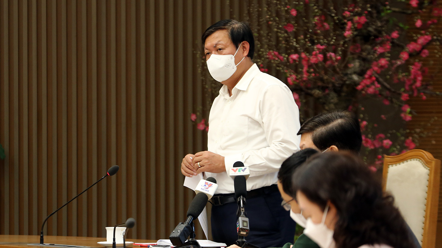 Thứ trưởng Bộ Y tế Đỗ Xuân Tuyên thông tin về việc cách ly người về từ vùng dịch tại cuộc họp. Ảnh - VGP/Đình Nam. 