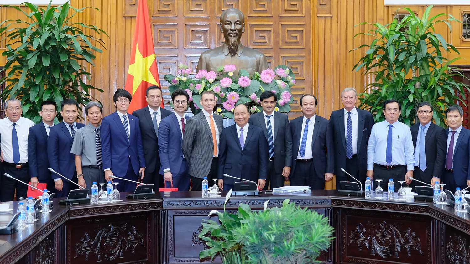 Thủ tướng Nguyễn Xuân Phúc tiếp các nhà đầu tư quan tâm đến dự án điện khí tại Bạc Liêu.