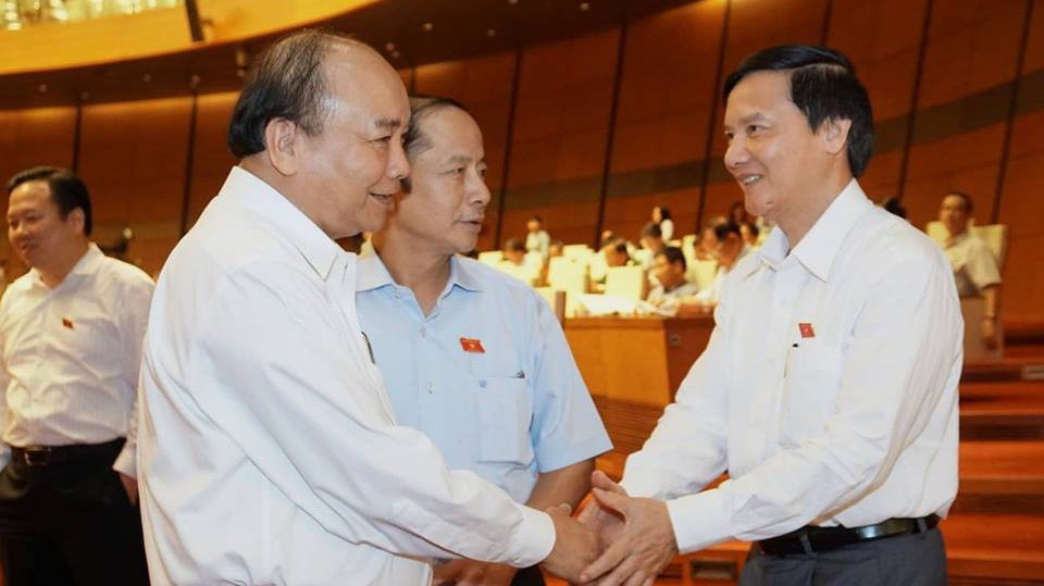 Thủ tướng trong giờ nghỉ giải lao của Quốc hội - Ảnh: Quang Phúc 