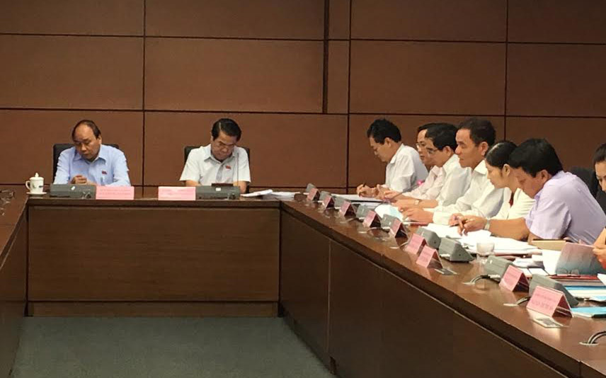 Tại tổ thảo luận số 7, Thủ tướng có mặt từ đầu giờ, lắng nghe toàn bộ ý kiến của các vị đại biểu Quốc hội cùng tổ.