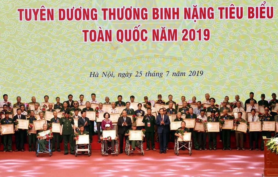 Thủ tướng: Vẫn còn người có công chưa được hưởng ưu đãi là điều day dứt - Ảnh 1.