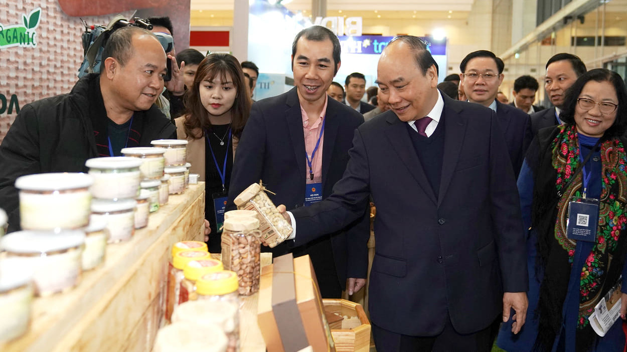 Thủ tướng Nguyễn Xuân Phúc tham quan các gian hàng bên lề Hội nghị sáng 23/12.