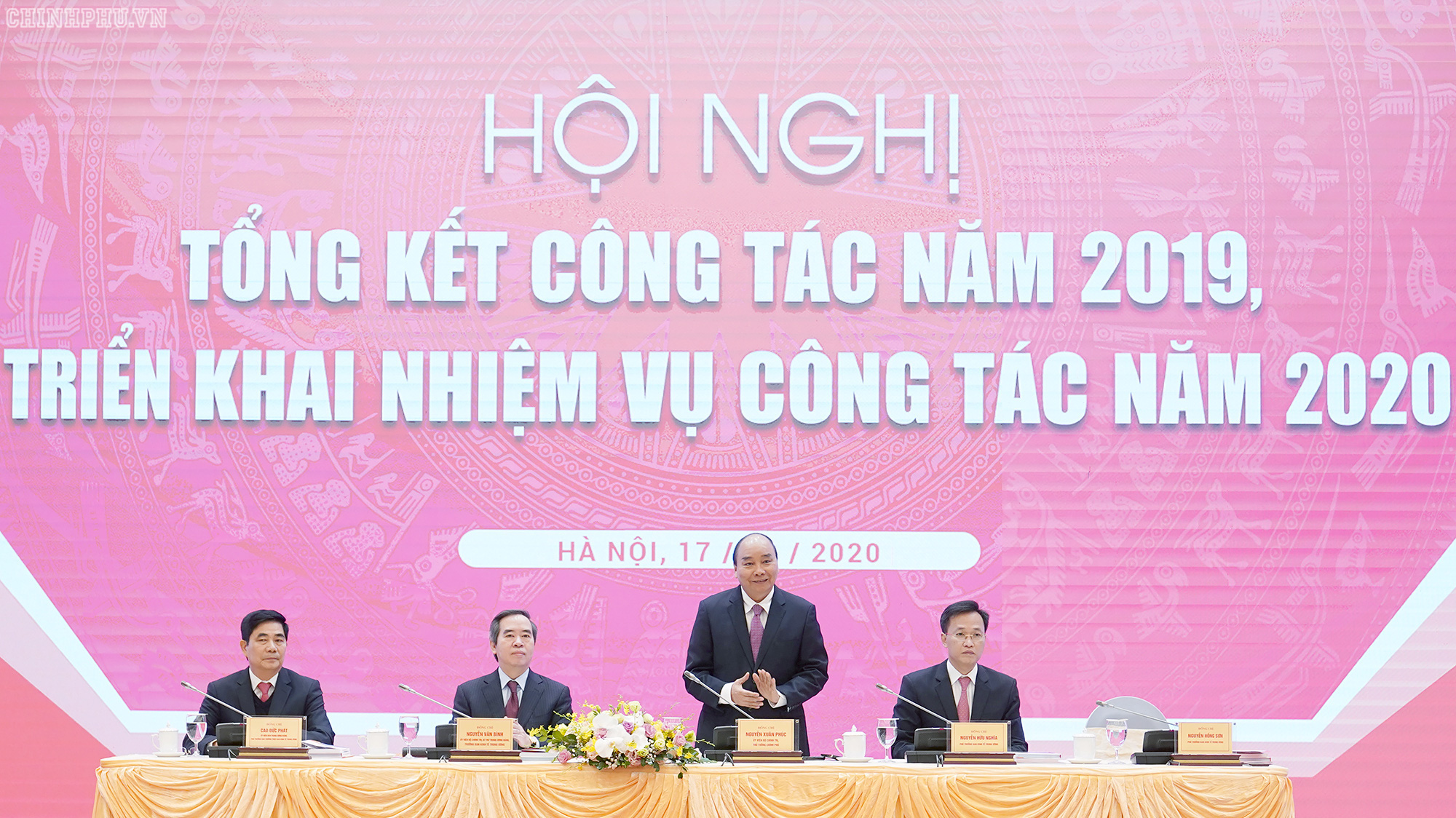 Thủ tướng Nguyễn Xuân Phúc tham dự hội nghị của Ban kinh tế Trung ương - Ảnh: VGP.