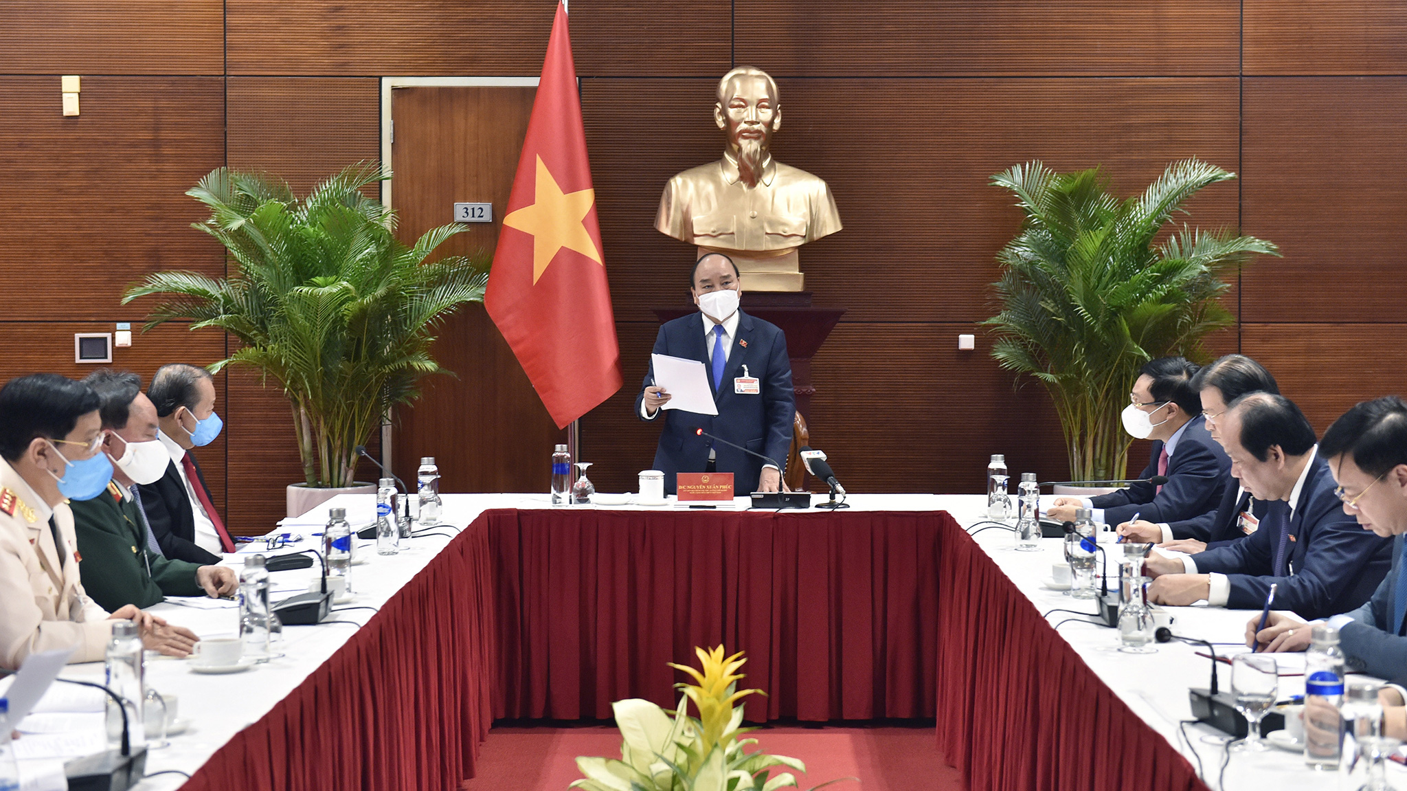 Thủ tướng Chính phủ Nguyễn Xuân Phúc chỉ đạo tại cuộc họp sáng 28/1. Ảnh - VGP. 