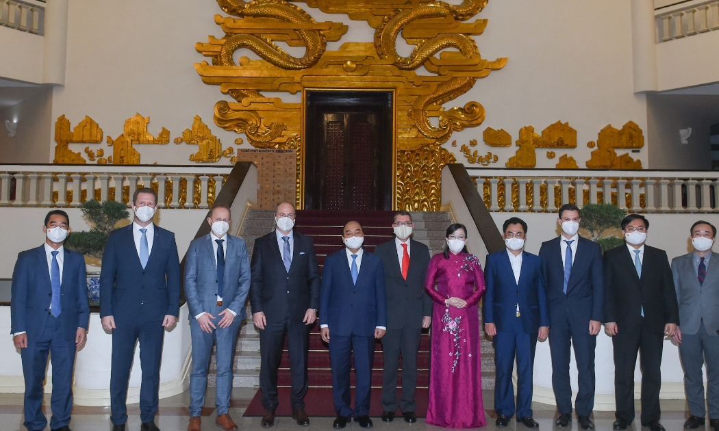 Thủ tướng tiếp Đại sứ Cộng hoà Áo Thomas Schuller-Gotzburg và ông Ingolf Schroeder, Giám đốc điều hành Công ty AT&S - Ảnh: VGP.