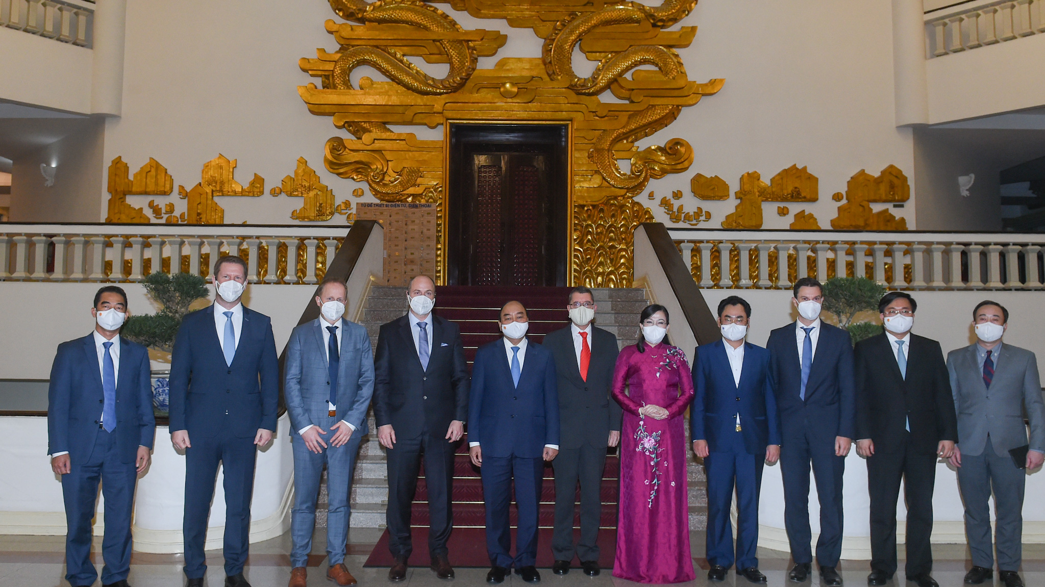 Thủ tướng tiếp Đại sứ Cộng hoà Áo Thomas Schuller-Gotzburg và ông Ingolf Schroeder, Giám đốc điều hành Công ty AT&S - Ảnh: VGP.