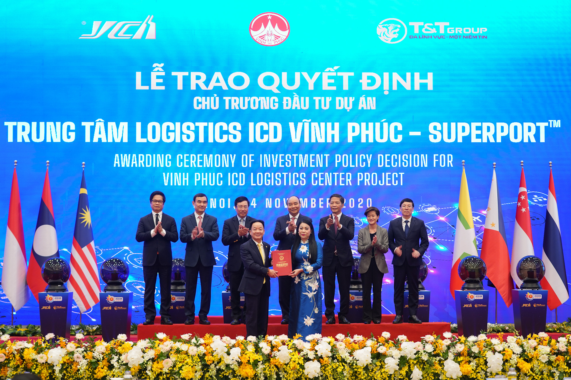 Bà Hoàng Thị Thúy Lan, Bí thư Tỉnh ủy Vĩnh Phúc trao Quyết định chủ trương đầu tư dự án Trung tâm Logistics ICD Vĩnh Phúc (SuperPortTM) cho ông Đỗ Quang Hiển - đại diện Liên danh Tập đoàn T&T Group – YCH Group –YCH Holdings - Ảnh: VGP.