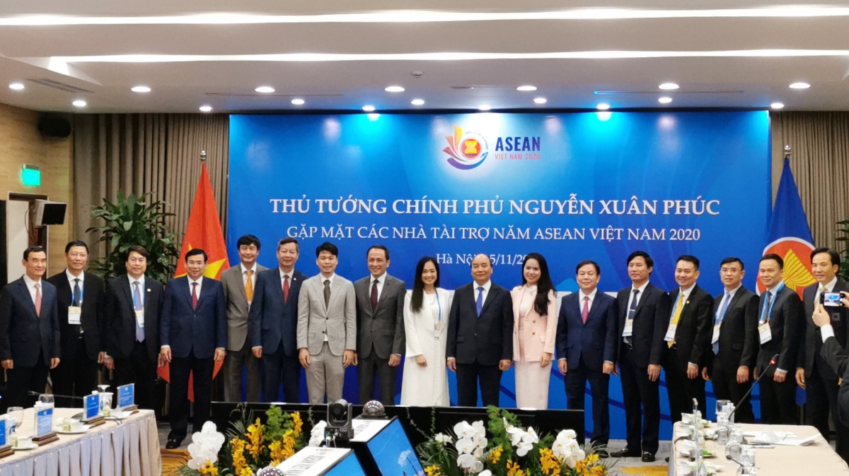 Thủ tướng chụp ảnh lưu niệm cùng đại diện các nhà tài trợ Hội nghị Cấp cao ASEAN lần thứ 37.