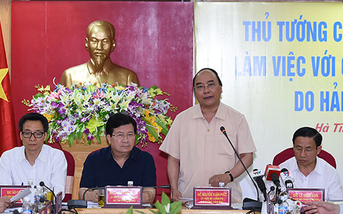 Thủ tướng cùng các phó thủ tướng làm việc với lãnh đạo các tỉnh ven biển miền Trung ngày 1/5, tại Hà Tĩnh.<br>
