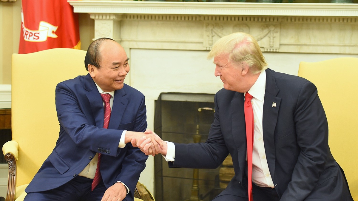 Tổng thống Donald Trump nắm chặt bàn tay Thủ tướng Nguyễn Xuân Phúc tại Phòng Bầu dục, mùa hè năm 2017.