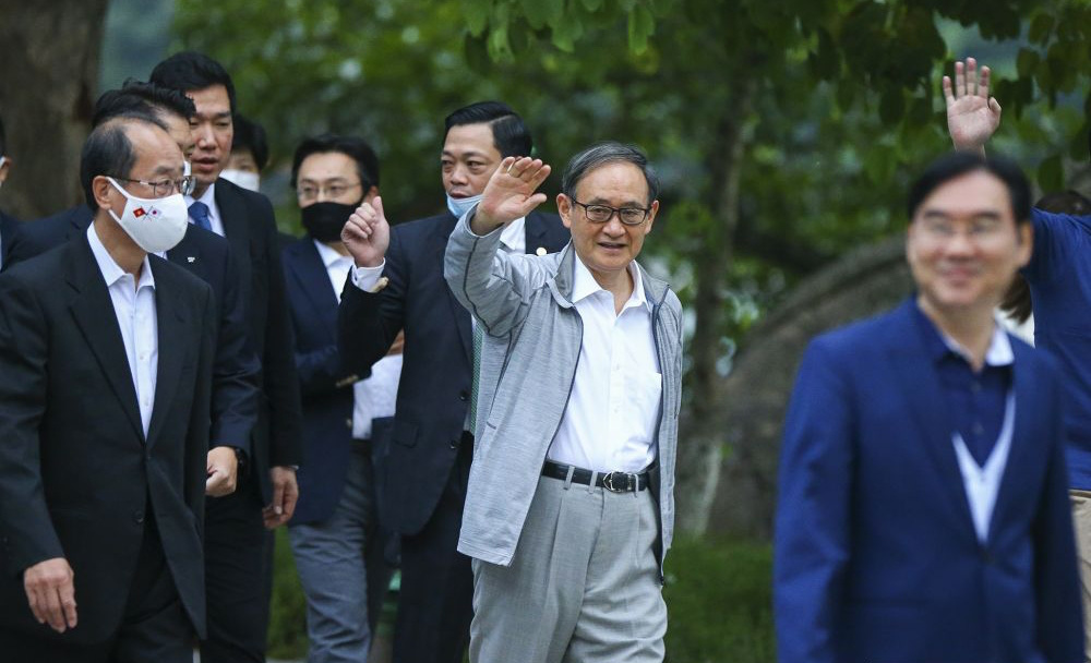 Thủ tướng Nhật dạo bộ hồ Hoàn kiếm trong tiết trời thu Hà Nội - Ảnh: TGVN.