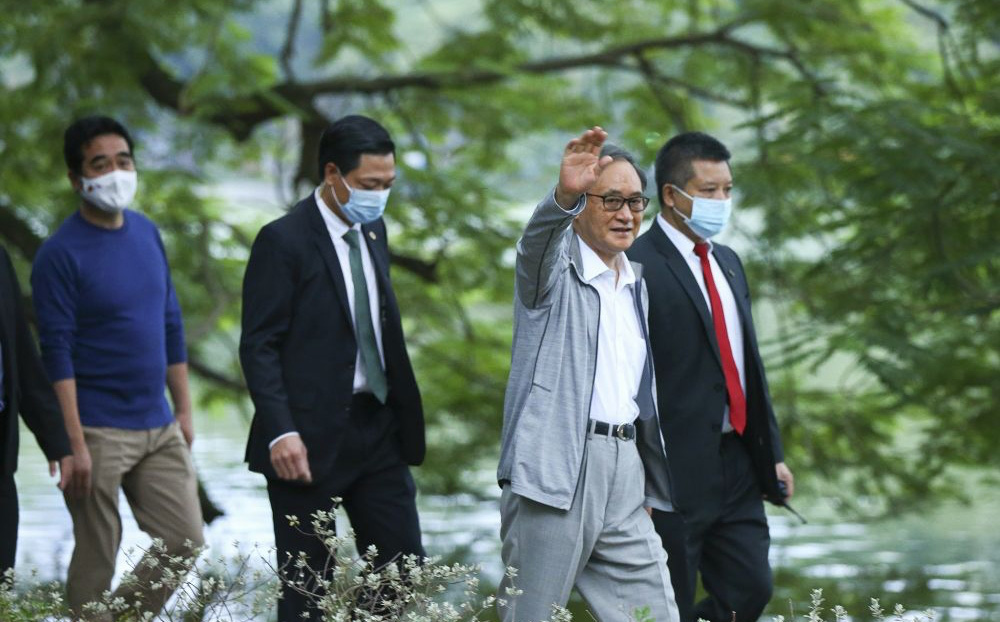 Thủ tướng Suga vẫy chào người dân Việt Nam - Ảnh: TGVN.