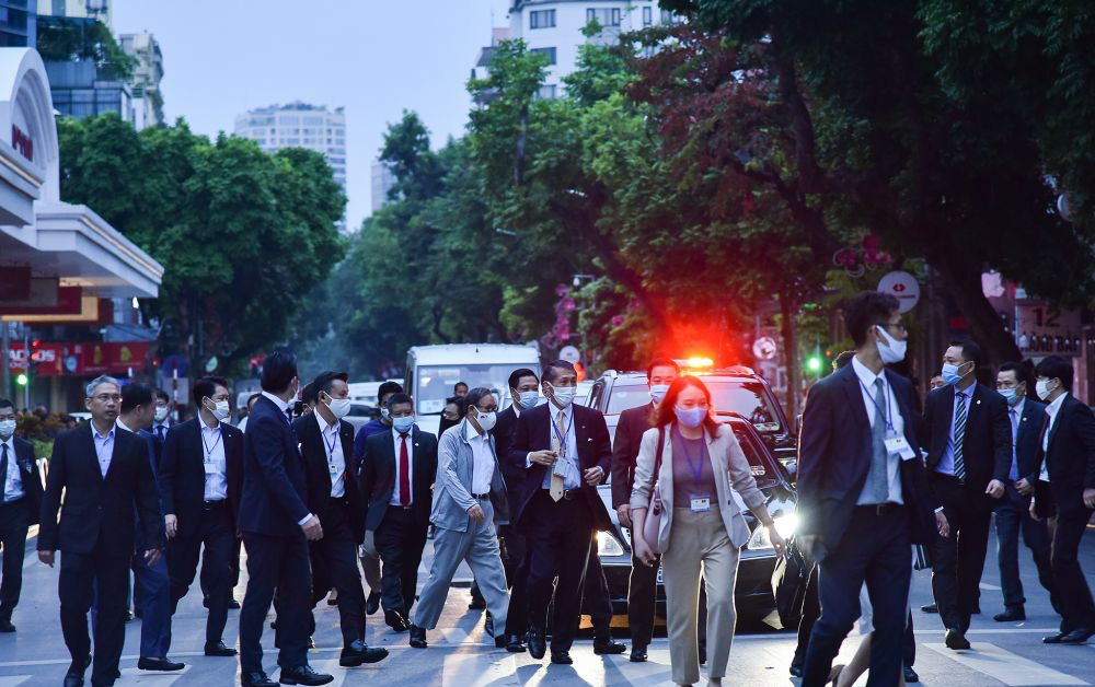 Vào 6h sáng, đoàn xe chở Thủ tướng Nhật Bản Suga Yoshihide xuất hiện tại khu vực Hồ Gươm - Ảnh: TGVN.