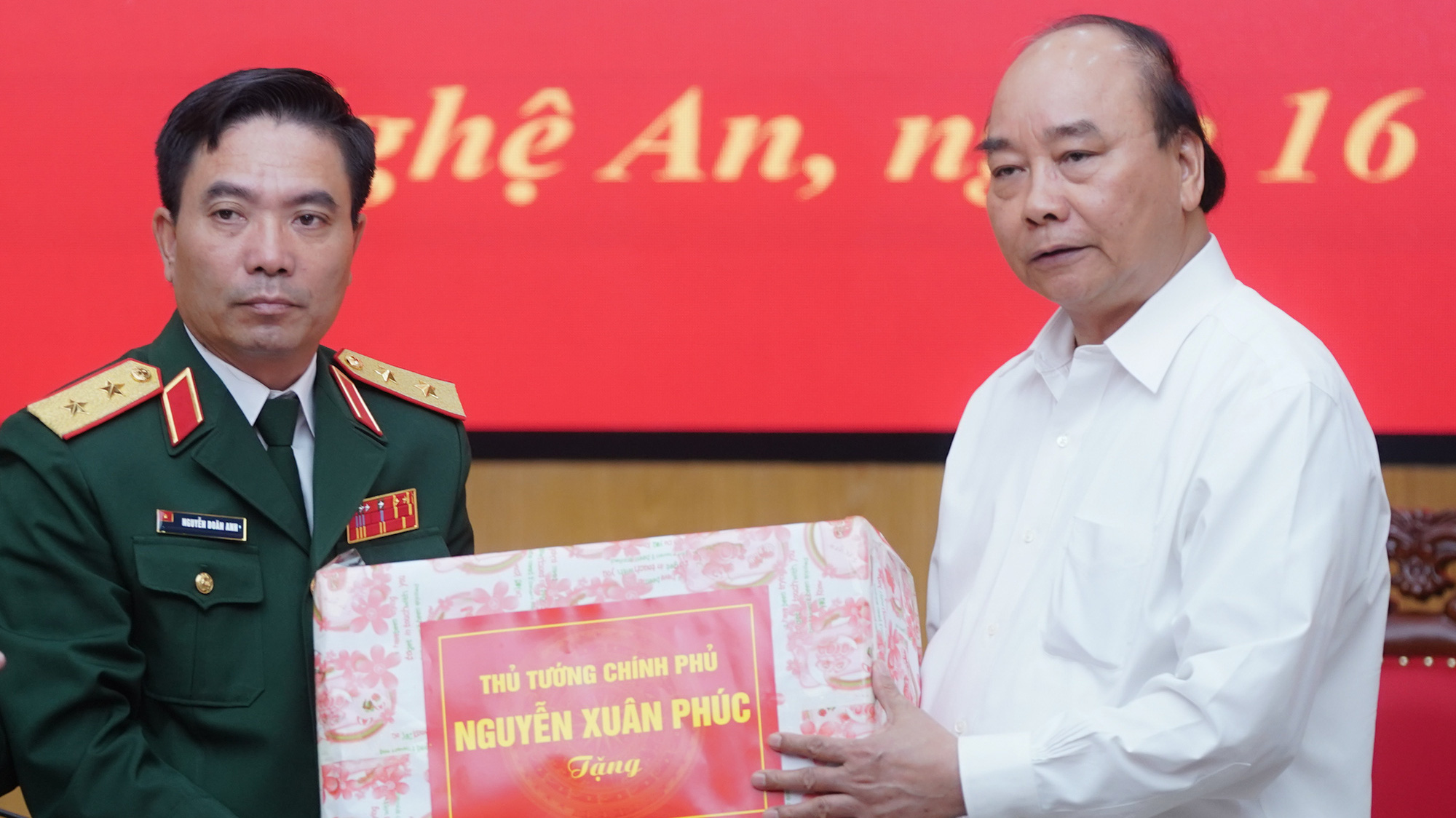 Thủ tướng tặng quà cho các gia đình có người hy sinh tại Quân khu 4.