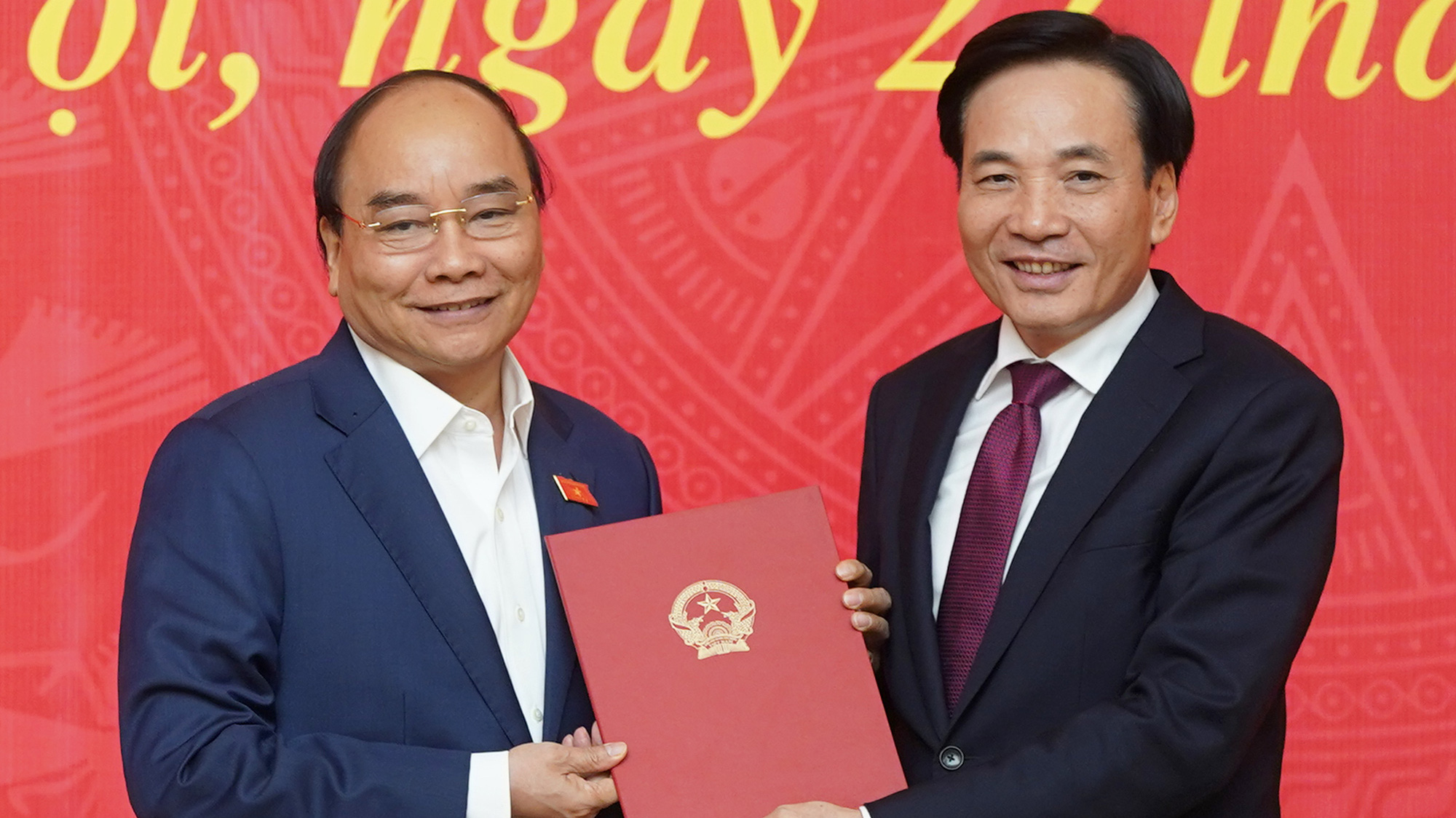 Thủ tướng Nguyễn Xuân Phúc trao quyết định bổ nhiệm Phó Chủ nhiệm Văn phòng Chính phủ cho ông Trần Văn Sơn (bên phải).