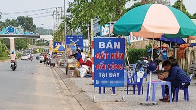Giới đầu cơ ngang nhiên hoạt động phân lô bán nền, hình thành các khu dân cư tự phát, dựng biển quảng cáo dự án thông tin thất thiệt để đẩy giá lên cao, kiếm lời bất chính, môi trường cảnh quan tự nhiên bị tàn phá, quy hoạch bị phá vỡ.