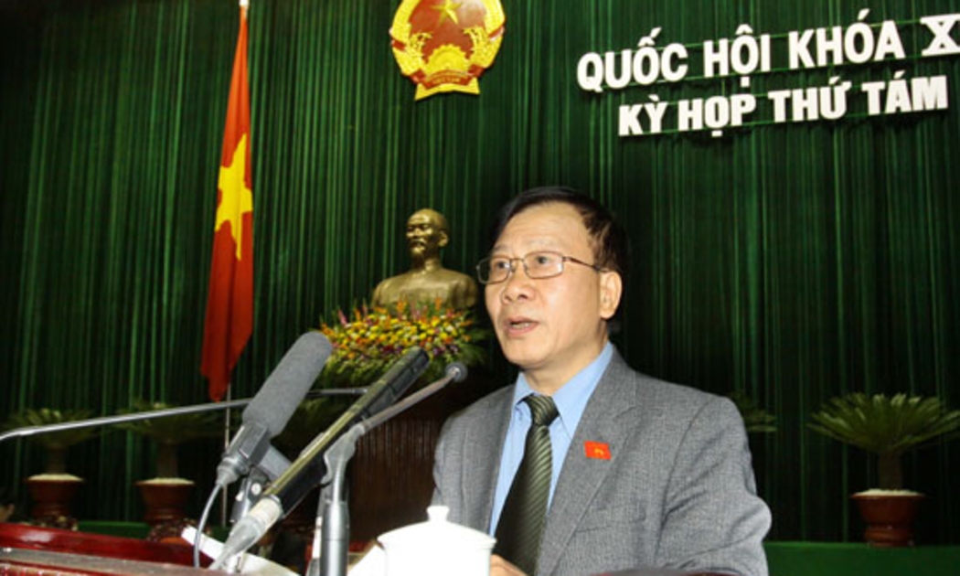 Chủ nhiệm Ủy ban Pháp luật Nguyễn Văn Thuận trình bày báo cáo giám sát về việc thực hiện cải cách thủ tục hành chính.