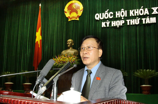 Chủ nhiệm Ủy ban Pháp luật Nguyễn Văn Thuận trình bày báo cáo giám sát về việc thực hiện cải cách thủ tục hành chính.