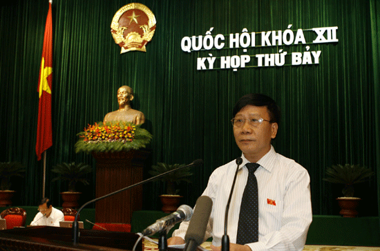 Chủ nhiệm Ủy ban Pháp luật Nguyễn Văn Thuận trình bày tờ trình dự kiến chương trình xây dựng luật, pháp lệnh năm 2011 - Ảnh:TTXVN.