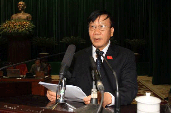Chủ nhiệm Ủy ban Pháp luật Nguyễn Văn Thuận đọc báo cáo giải trình của Ủy ban Thường vụ Quốc hội trước khi đại biểu bấm nút.