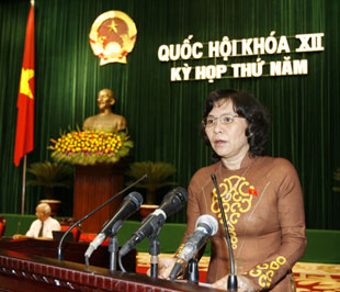 Chủ nhiệm Ủy ban Tư pháp Lê Thị Thu Ba báo cáo giải trình tiếp thu dự án luật sửa đổi, bổ sung một số điều của Bộ luật Hình sự - Ảnh: TTXVN.