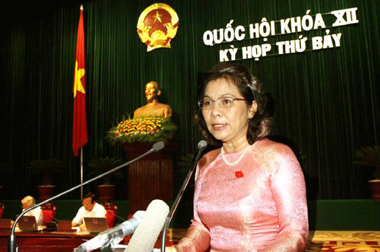 Chủ nhiệm Ủy ban Tư pháp Lê Thị Thu Ba trình bày báo cáo thẩm tra dự án Luật Tố tụng hành chính - Ảnh: TTXVN.