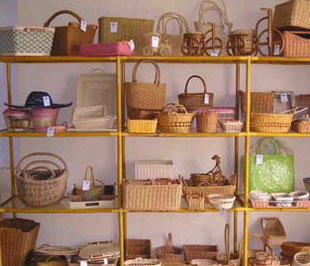 Tuần lễ Hàng thủ công mỹ nghệ Hà Nội 2009 sẽ tập trung trưng bày giới thiệu về các mặt hàng thủ công mỹ nghệ thuộc 9 nhóm như: Gốm, mây tre lá, sơn mài, khảm trai, gỗ mỹ nghệ, đá mỹ nghệ, thêu ren, giấy thủ công, dệt thủ công.