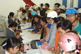 Người dân chen chúc đăng ký thông tin cho thuê bao trả trước - Ảnh: Thanh Niên.