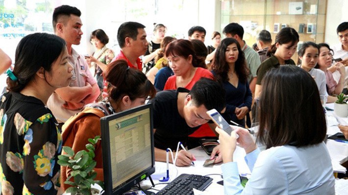 Các doanh nghiệp ước tính là còn khoảng 38 triệu thuê bao cần bổ sung ảnh chụp. Trong ảnh là cảnh người dân tấp nập đến bổ sung thông tin cá nhân.