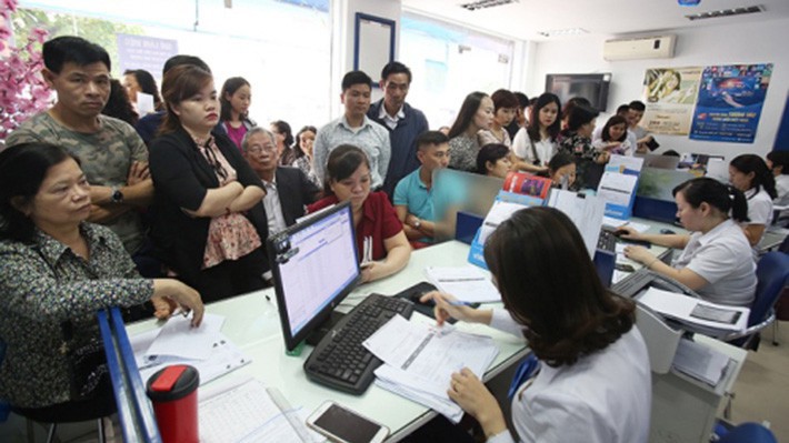 Người dân xếp hàng bổ sung thông tin cá nhân - Ảnh: VnExpress.