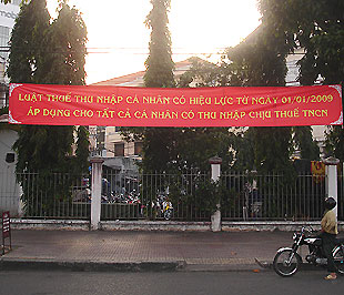 Có thể việc thực hiện Luật Thuế thu nhập cá nhân sẽ theo đúng lộ trình từ 1/1/2009 nhưng sẽ giảm, giãn thuế cho một số đối tượng khó khăn - Ảnh: Minh Đức.