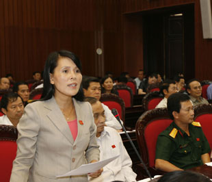 Đại biểu Nguyễn Thị Thu Hà (Gia Lai): nhiều di sản văn hóa phi vật thể đang bị mai một, mất đi vĩnh viễn cùng với người nắm giữ và trình diện nó - Ảnh: TTXVN 