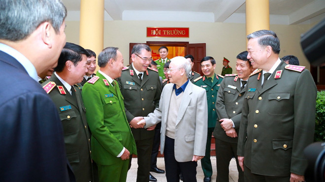 Tổng bí thư, Chủ tịch nước Nguyễn Phú Trọng trao đổi với các đại biểu dự hội nghị.