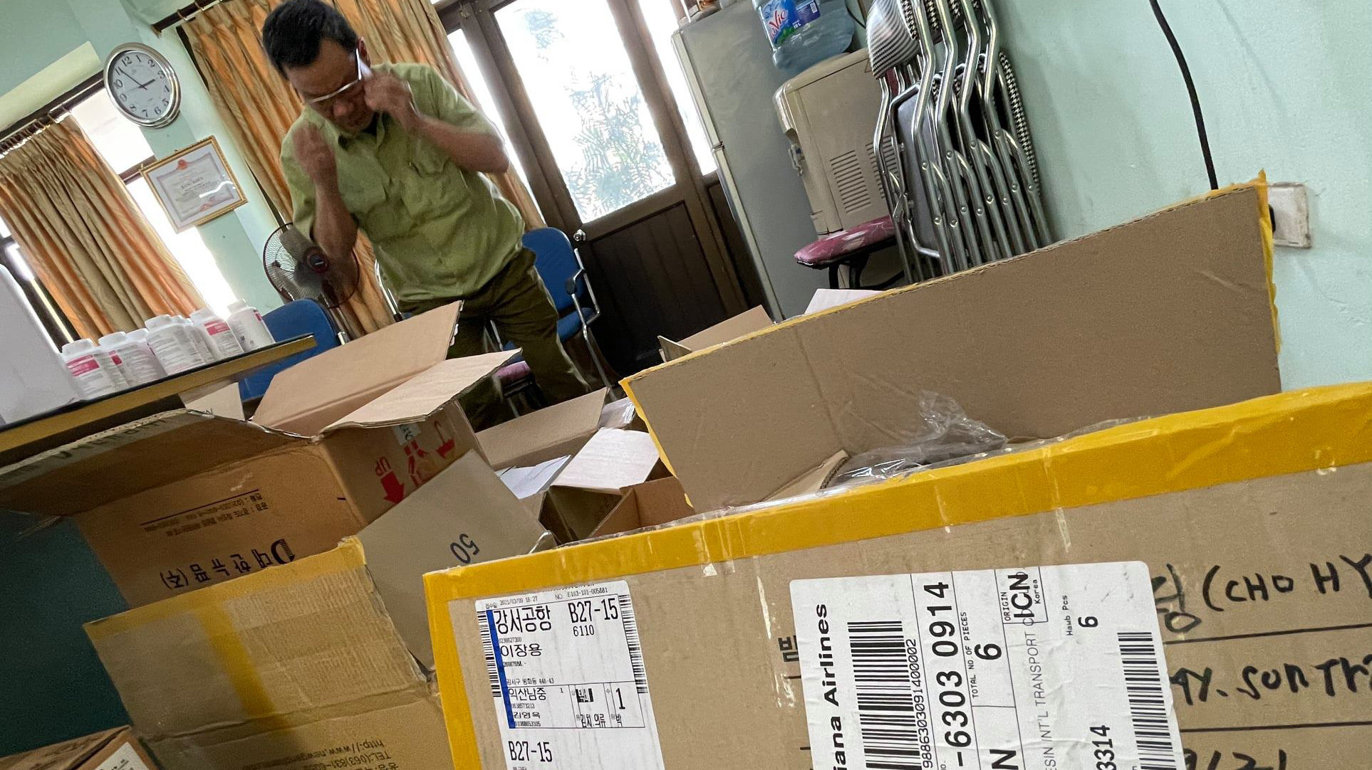 Đội Quản lý thị trường số 1 phát hiện trên xe vận chuyển 299.900 đơn vị là các mặt hàng có xuất xứ từ Hàn Quốc.