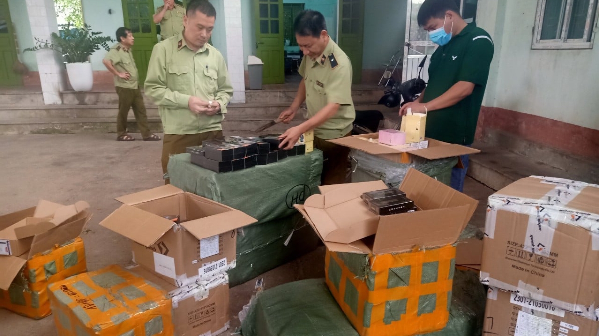 Tổ công tác địa bàn huyện Hữu Lũng- Đội Quản lý thị trường số 4 đề xuất Trạm Cảnh sát giao thông Tùng Diễn - Công an tỉnh Lạng Sơn, bắt giữ thuốc lá điện tử các loại, không có hóa đơn, chứng từ ngày 13/3.