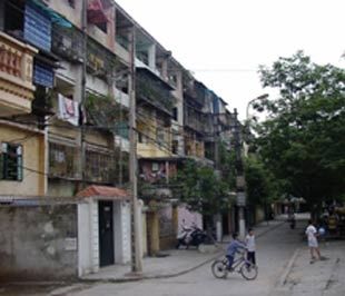 Một trong số hàng trăm chung cư cũ cần xây dựng lại.