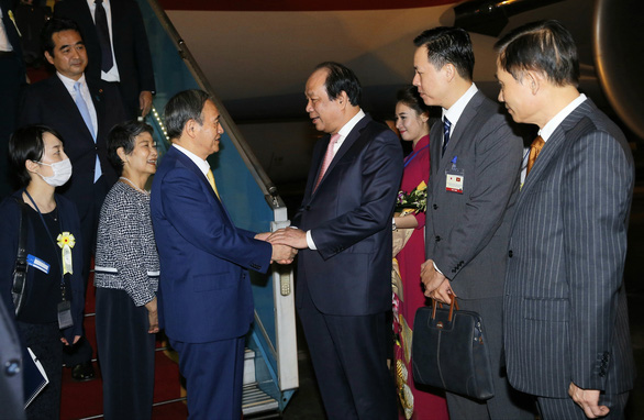 Bộ trưởng, Chủ nhiệm Văn phòng Chính phủ Mai Tiến Dũng chào đón Thủ tướng Suga Yoshihide và Phu nhân đến Việt Nam - Ảnh: VGP.