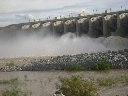 Khu vực thuỷ điện sông Ba Hạ xả nước.